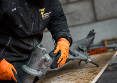 Landwirtschaftliche oder Yacht-Teile können mit Feinstrahltechnik von Ablagerungen und Rost befreit werden