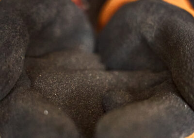 Spezialsand als Schleifmittel gegen Rost, Verschmutzungen, Farbe, Zunder und andere Verunreinigungen oder zur Oberflächengestaltung durch Mattierung.