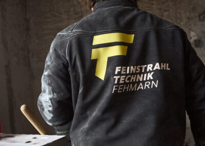 Im Einsatz: Das Feinstrahltechnik Fehmarn-Team beim mobilen Sandstrahlen
